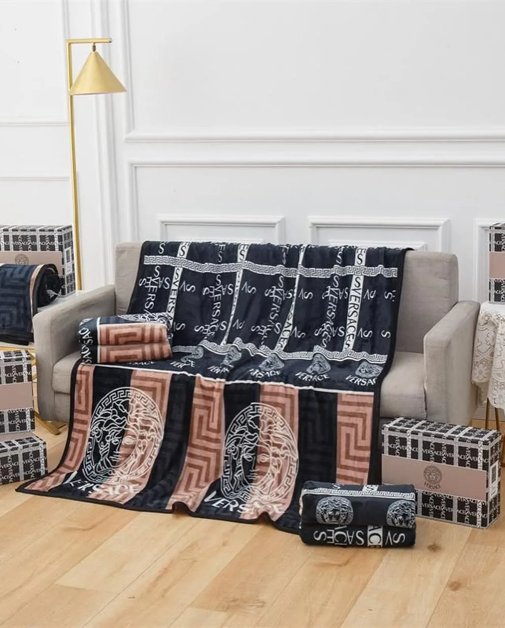 Versace Greek-key blanket set photo 1