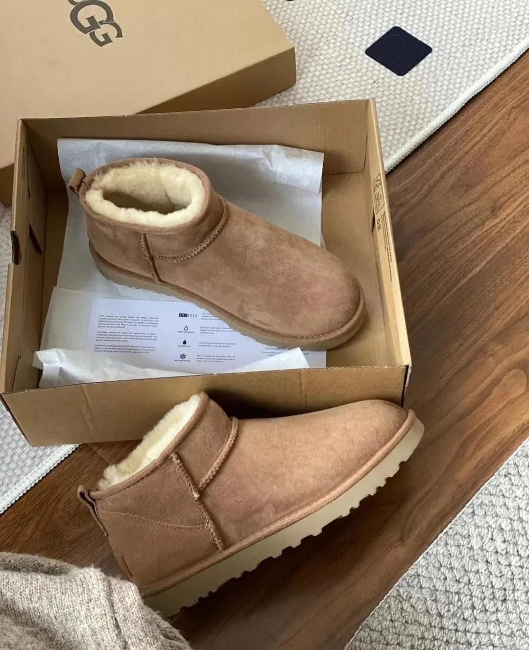 UGG Classic Ultra Mini photo 1